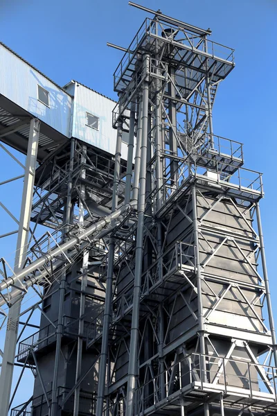 Hangar metálico, silo depósito de trigo y otros cereales  . — Foto de Stock